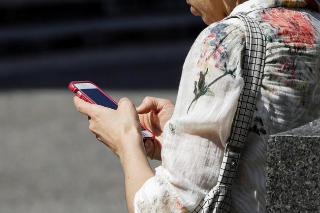 Phone-in-cheek: Spike seen in cellphone-linked face injuries | iNFOnews.ca