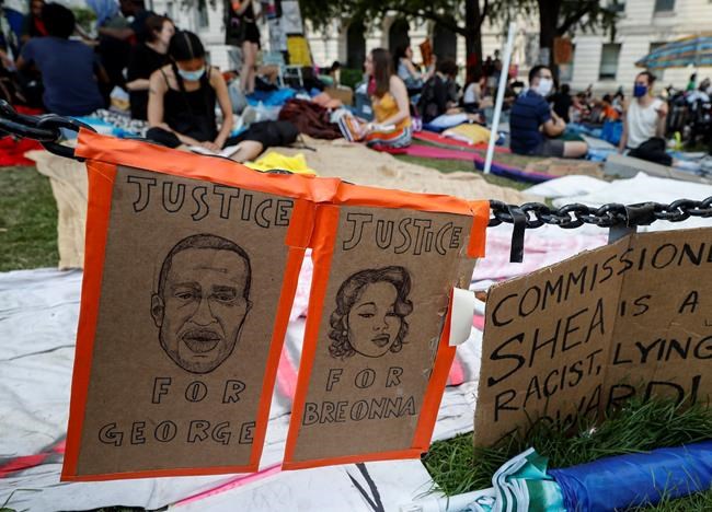 'Occupy City Hall' protest urges budget cuts for NYC police | iNFOnews.ca