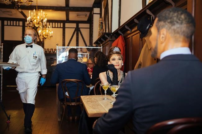 NYC steakhouse stunt: A wax Don Draper hanging at the bar | iNFOnews.ca