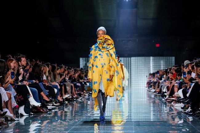 Jacobs keeps guests waiting, then delivers on the glamour | iNFOnews.ca