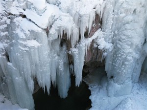 OUTDOORS 2014: Group offer women ice climbers the chance to learn from other women | iNFOnews.ca CP28261564