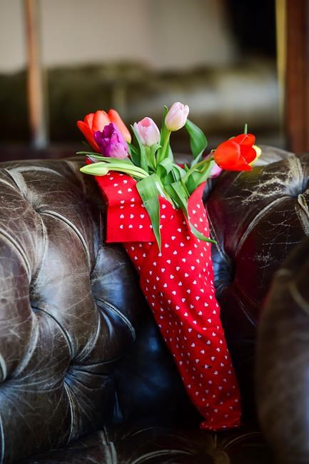 Gift-wrapping this season trends jazzy but sustainable | iNFOnews.ca Gift-wrapping this season trends jazzy but sustainable | iNFOnews.ca