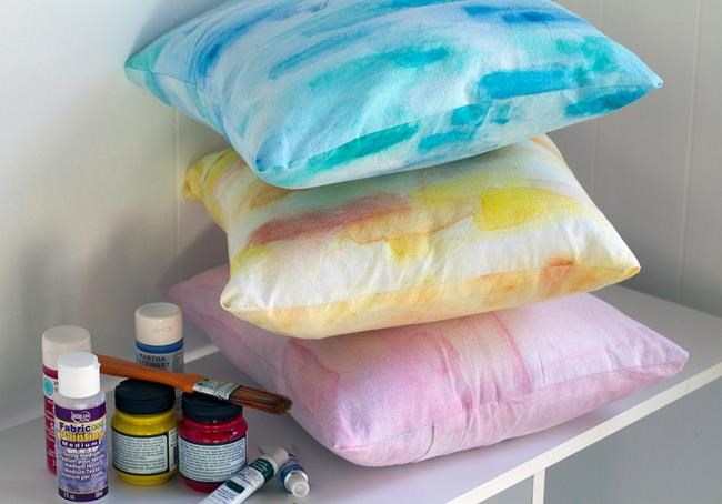 WHICHCRAFT: Watercolor effects add colour to pillows | iNFOnews.ca WHICHCRAFT: Watercolor effects add colour to pillows | iNFOnews.ca