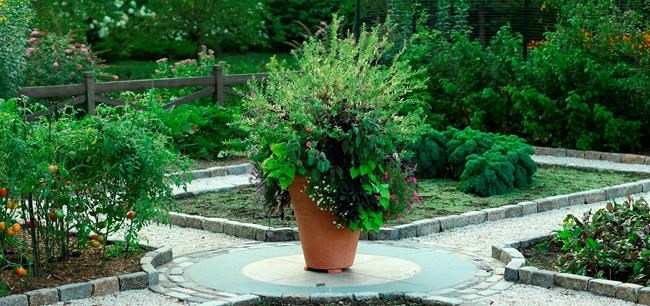 Squeezing the most out of small outdoor spaces | iNFOnews.ca Squeezing the most out of small outdoor spaces | iNFOnews.ca