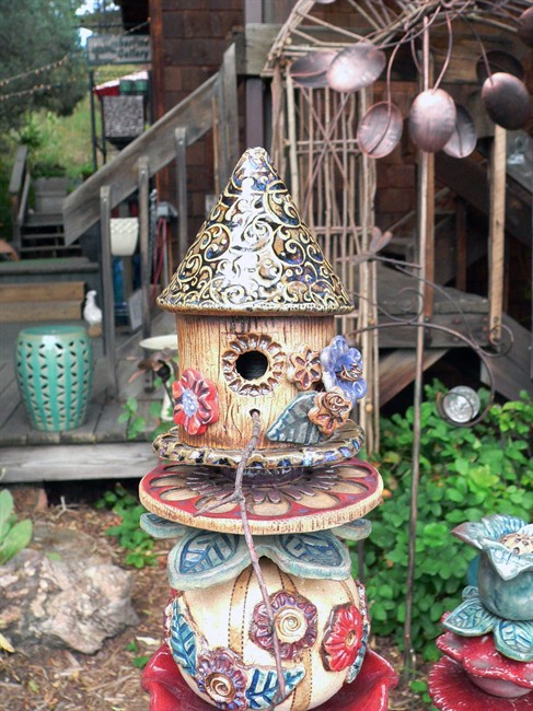 Do-it-yourself garden towers can add a focal point to the garden | iNFOnews.ca Do-it-yourself garden towers can add a focal point to the garden | iNFOnews.ca