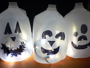 From jars to balloons to milk jugs: ideas for making Halloween luminaries | iNFOnews.ca CP30332570