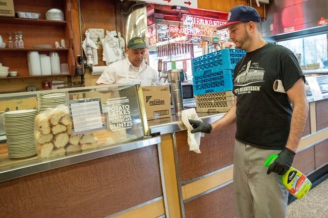 Virus brings worry, waiting at NYC's most famous eateries | iNFOnews.ca
