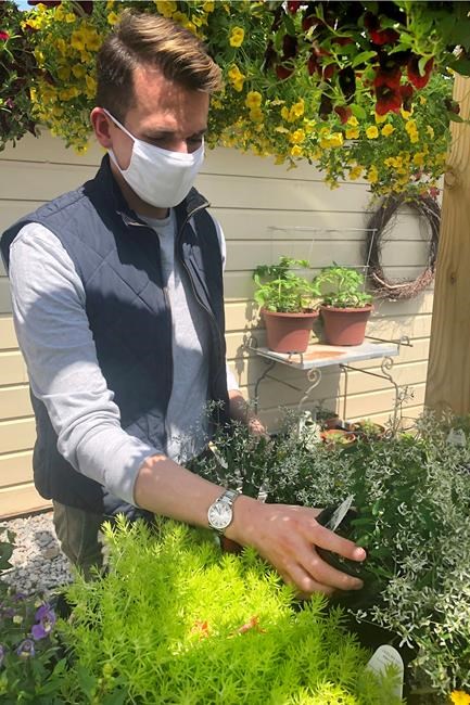 Beginning to bloom: New York creaking back to economic life | iNFOnews.ca