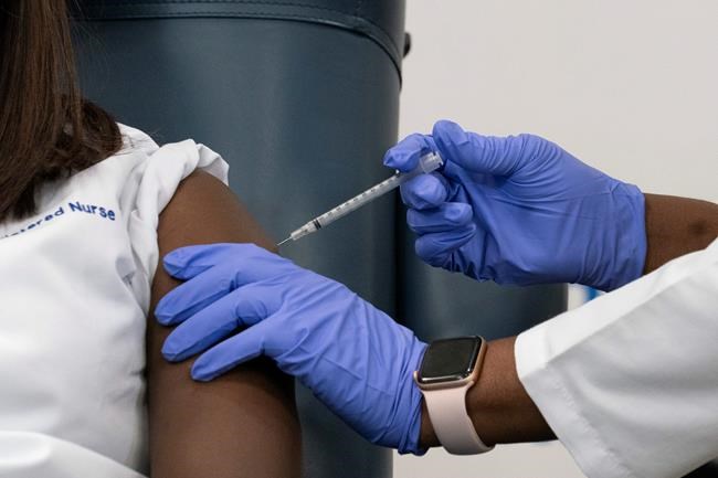 'Relieved': US health workers start getting COVID-19 vaccine | iNFOnews.ca CP1921176307
