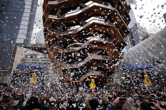 Critics question policy on photos of climbable NYC sculpture | iNFOnews.ca CP556148800