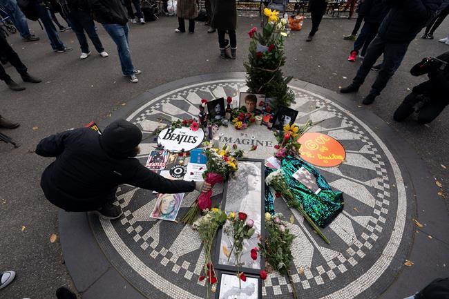 Fans, Ono, bandmates mark 40 years since John Lennon's death | iNFOnews.ca CP38647140