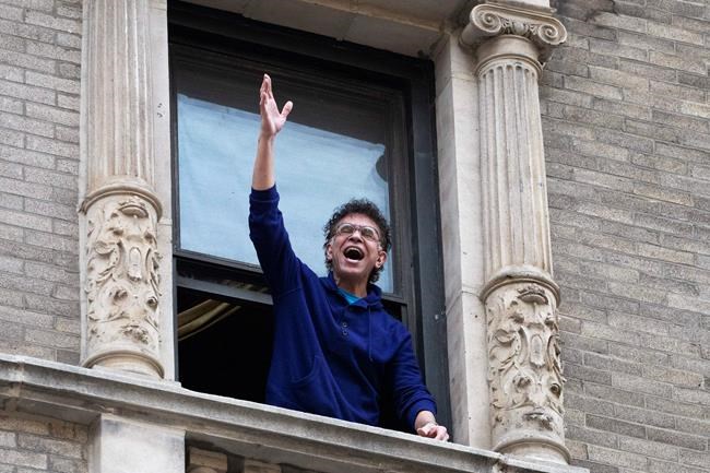 This is his quest: An actor serenades the front-line workers | iNFOnews.ca