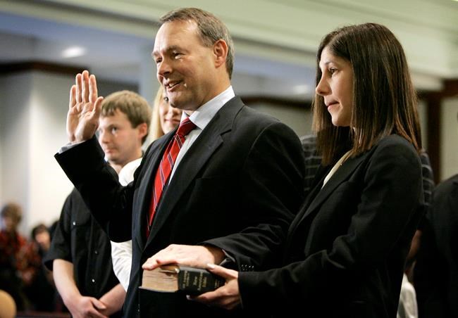 Iowa politicians scurry to comply with ban on self-promotion | iNFOnews.ca
