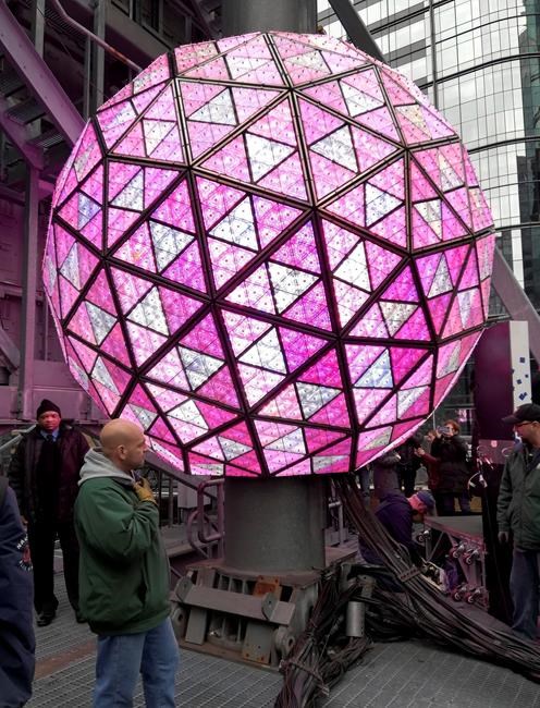 Throngs packing into Times Square for rainy New Year's Eve | iNFOnews.ca