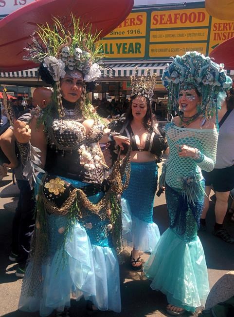 Neil Gaiman, Amanda Palmer lead New York's Mermaid Parade | iNFOnews.ca