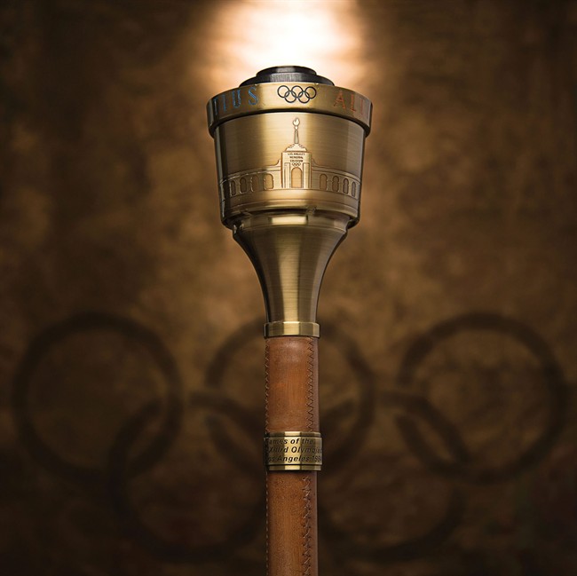 1984 Olympic Torch carried by Bruce Jenner fetches $24,000 at sports memorabilia auction | iNFOnews.ca CP34032507