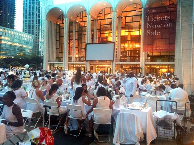 Pop-up New York City dinner draws thousands, all in white | iNFOnews.ca Pop-up New York City dinner draws thousands, all in white | iNFOnews.ca