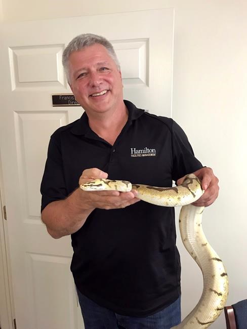 College student finds 5-foot snake in dorm room | iNFOnews.ca