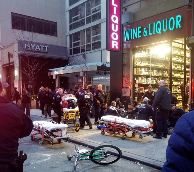 3 men shot in midtown Manhattan near Macy's, no arrests made | iNFOnews.ca