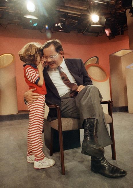 Ex-hostage's daughter finds dad's love by meeting his captor | iNFOnews.ca
