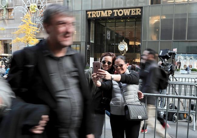 Selfie tower: Trump's home becomes NYC's hottest backdrop | iNFOnews.ca CP172569378