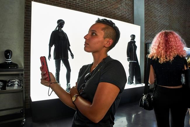 Q&A: Rihanna on new fashion line, confidence and more | iNFOnews.ca CP1942287499