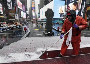 Broadway theatres shutter as snowstorm blasts New York City; no word on what happens Tuesday | iNFOnews.ca CP31635111