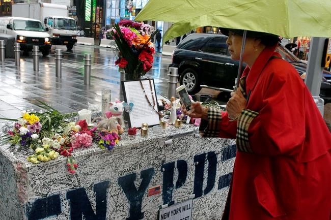 Dad of Times Square crash victim leaves note at her memorial | iNFOnews.ca Dad of Times Square crash victim leaves note at her memorial | iNFOnews.ca