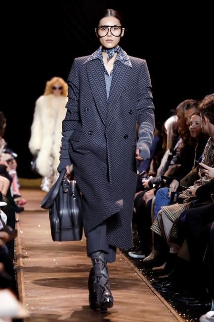 Michael Kors throws a '70s bash with Barry Manilow on stage | iNFOnews.ca