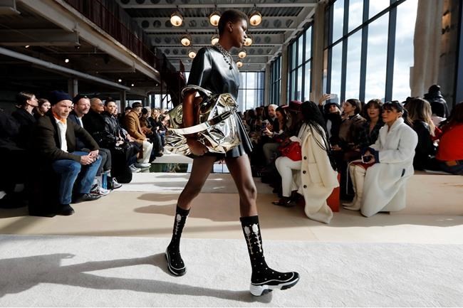 Kaia Gerber, Kendall Jenner shine at Longchamp show | iNFOnews.ca Kaia Gerber, Kendall Jenner shine at Longchamp show | iNFOnews.ca