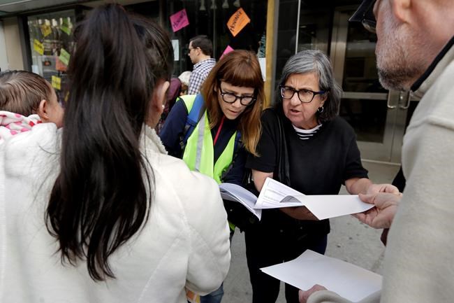 Volunteers usher US immigrants to court to allay their fears | iNFOnews.ca Volunteers usher US immigrants to court to allay their fears | iNFOnews.ca