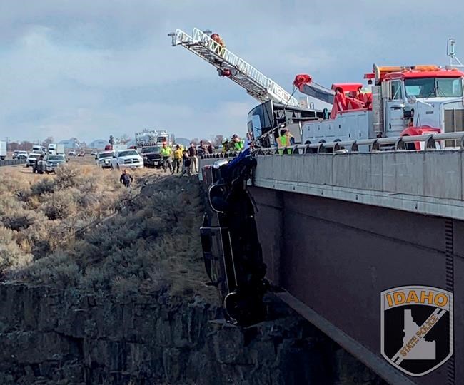 Rescuers save 2 from pickup dangling over deep Idaho gorge | iNFOnews.ca