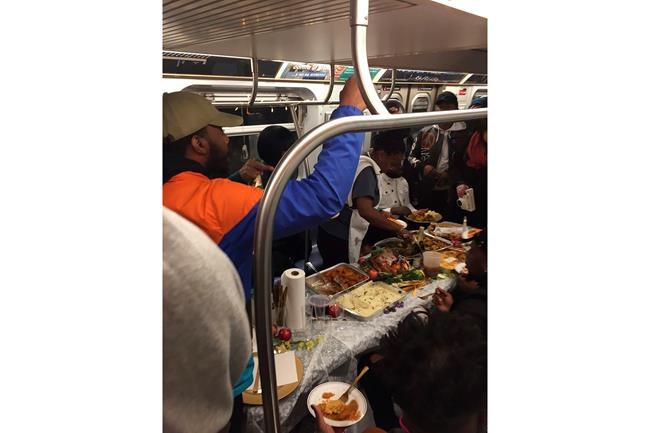 NYC commuters enjoy Thanksgiving feast on subway car | iNFOnews.ca