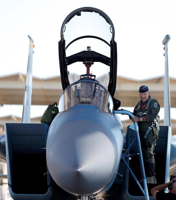 Chuck Yeager, 1st to break sound barrier, dies at 97 | iNFOnews.ca