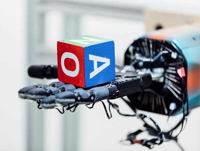 A robotic hand can juggle a cube - with lots of training | iNFOnews.ca A robotic hand can juggle a cube - with lots of training | iNFOnews.ca