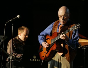 Jim Hall, jazz guitarist of modern era who influenced younger musicians, dies at 83 | iNFOnews.ca CP26383000