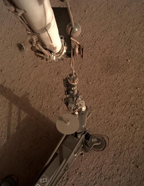 Mars lander starts digging on red planet, hits snags | iNFOnews.ca