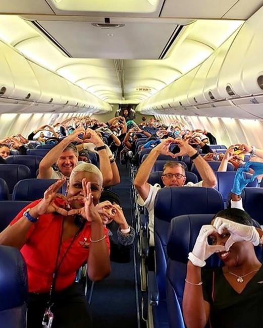 Photo of health care workers flying to help NY gets love | iNFOnews.ca Photo of health care workers flying to help NY gets love | iNFOnews.ca