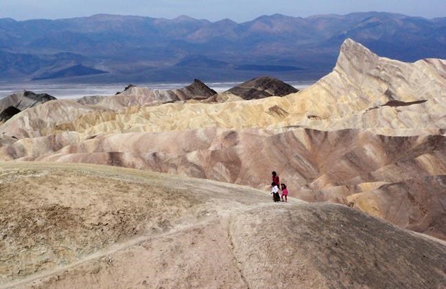 Tourists descend as temperatures climb in Death Valley | iNFOnews.ca