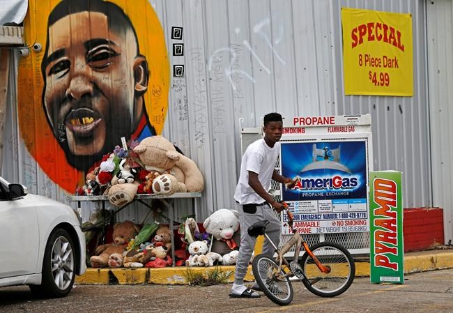Slain black man's family angry: White officers not charged | iNFOnews.ca Slain black man's family angry: White officers not charged | iNFOnews.ca
