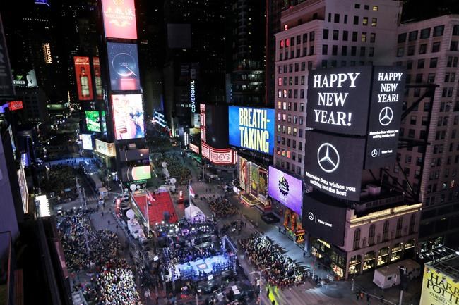 Mariah Carey makes it through Times Square set unscathed | iNFOnews.ca