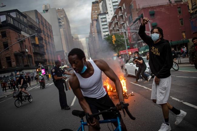 Police cars burn, windows shatter as protests roil New York | iNFOnews.ca Police cars burn, windows shatter as protests roil New York | iNFOnews.ca