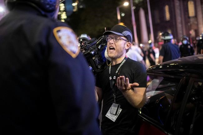 Police shove, make AP journalists stop covering protest | iNFOnews.ca Police shove, make AP journalists stop covering protest | iNFOnews.ca