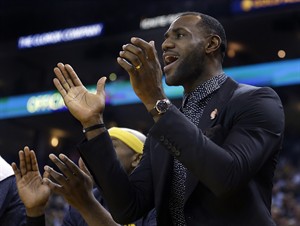LeBron James returns to practice, says he's 'game-time decision' Tuesday against Suns | iNFOnews.ca CP31452787