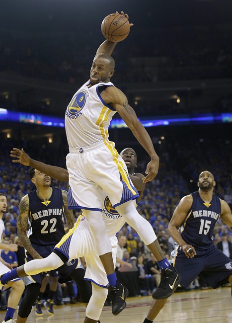 Curry shoots Warriors to 73rd win, breaking Bulls' mark | iNFOnews.ca
