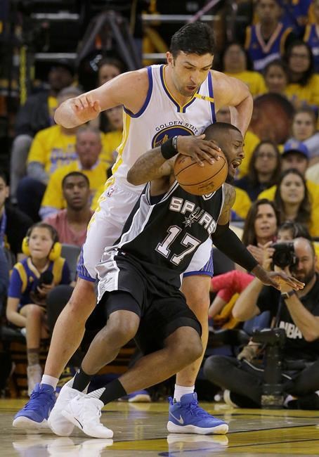Warriors rally for 113-111 win after Spurs lose Leonard | iNFOnews.ca