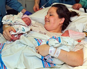 Rare 'mono mono' newborn twins doing well in Ohio, held hands for mom to see | iNFOnews.ca CP28330189