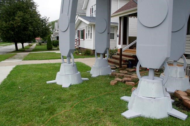 2-story 'Star Wars' replica in yard for Halloween is big hit | iNFOnews.ca 2-story 'Star Wars' replica in yard for Halloween is big hit | iNFOnews.ca