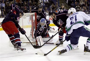 Mason Raymond's shootout goal, Roberto Luongo's 26 saves lift Canucks past Blue Jackets 2-1 | iNFOnews.ca CP22451793