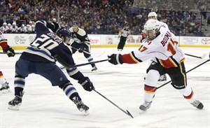 Sergei Bobrovsky has 29 saves, helps Blue Jackets hold off Flames 3-2 | iNFOnews.ca CP30328919